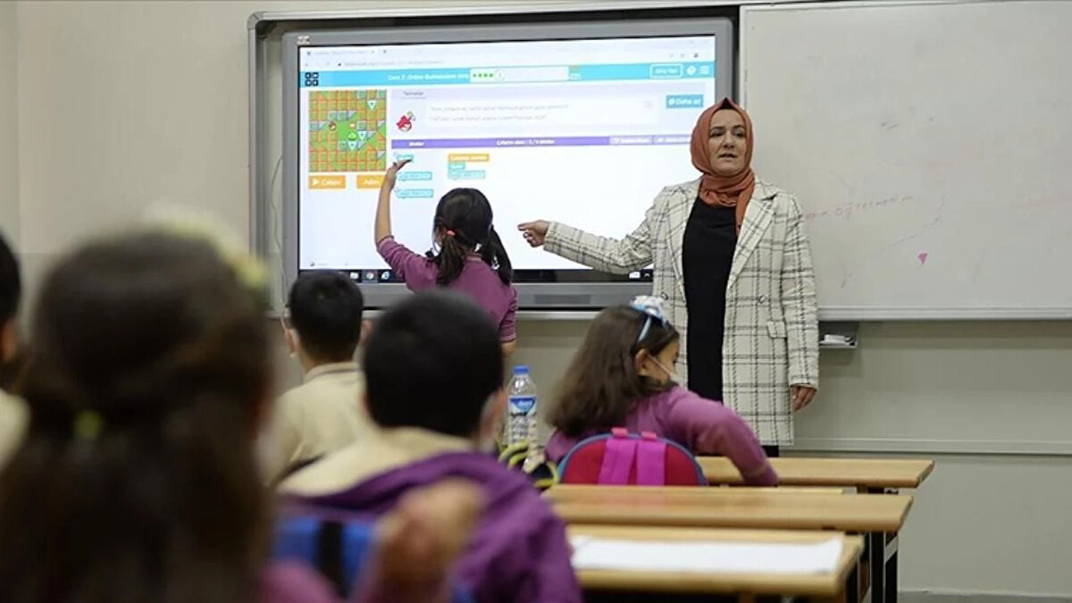 Mühendisler öğretmen olabilir mi?<br><br>Evet, yeni sistemle birlikte mühendislik fakültesi mezunları AGS sınavına girerek öğretmen olarak atanabilirler.