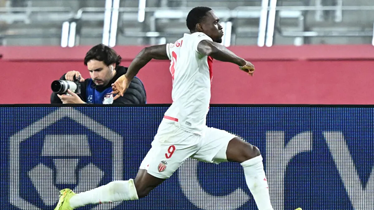 Le Figaro: Minamino ve Akliouche parladı, Türkler oyuna hakim oldu ancak son vuruşlarda etkisiz kaldı<br><br> <br><br>"Monaco'nun zaferi şüphesiz ki son ana kadar süren etkileyici bir takım çalışmasının sonucuydu, ancak iki saha oyuncusu öne çıktı: Akliouche ve Minamino. Bu akşam Galatasaray'da öne çıkan tek oyuncu varsa, o da Leroy Sane'ydi. Alman forvet, tehdit oluşturan tek isimdi."