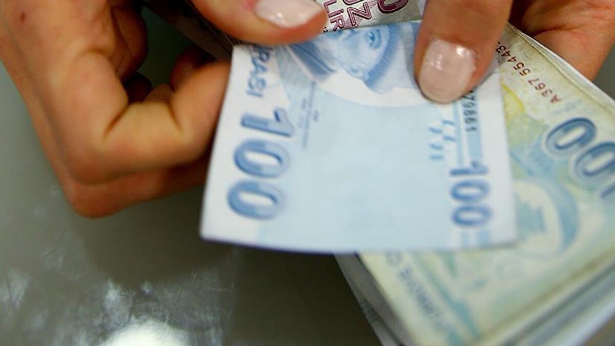 Bir işçi için toplam işveren maliyeti ise 30 bin 621 lira 48 kuruş olarak hesaplanıyor. Bu tutarın içinde brüt ücretin yanı sıra sosyal güvenlik primi ve işveren işsizlik sigortası fonu payı bulunuyor. Yeni asgari ücretle birlikte bu kalemlerde nasıl bir değişiklik olacağı komisyon çalışmalarının ardından netleşecek.