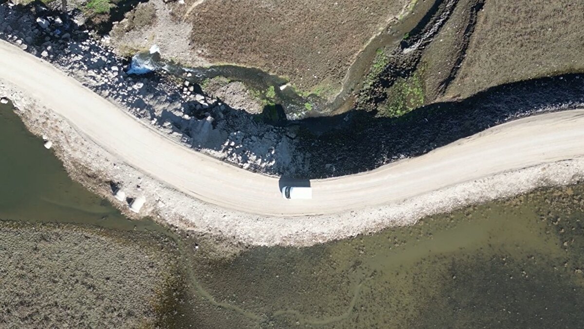 "Bölge halkının yıllardır beklediği bir adım"<br><br>Vatandaşların uzun süredir gündeme getirdiği kalıcı geçit talebinin karşılık bulmasıyla birlikte bölgedeki ulaşım standardının yükselmesi hedefleniyor. Çalışmaların tamamlanmasıyla köyler arası ulaşım hem daha güvenli hem de daha modern bir yapıya kavuşacak. Projenin önümüzdeki dönemde etaplar halinde hayata geçirilmesi ve Almus’un kırsal ulaşım ağına önemli bir katkı sunması bekleniyor.