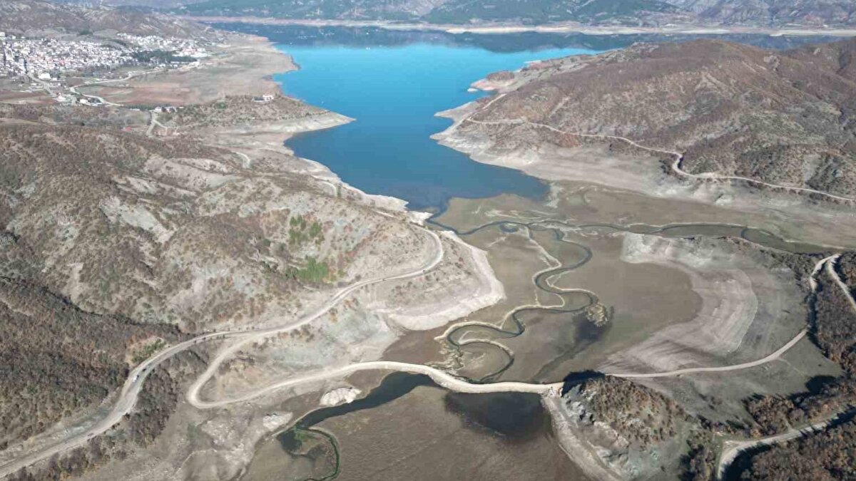 Tokat İl Özel İdaresi tarafından yürütülecek çalışma kapsamında baraj üzerinde sürekli ulaşım sağlayacak bir geçiş hattı inşa edilecek. Projede yaklaşık 60 bin metreküplük dolgu yapılacağı ve 8x8 metrelik yeni bir menfez kurulacağı bildirildi. Böylece güzergâhın hem dayanıklılığı hem de yıl boyunca erişilebilirliği garanti altına alınacak.