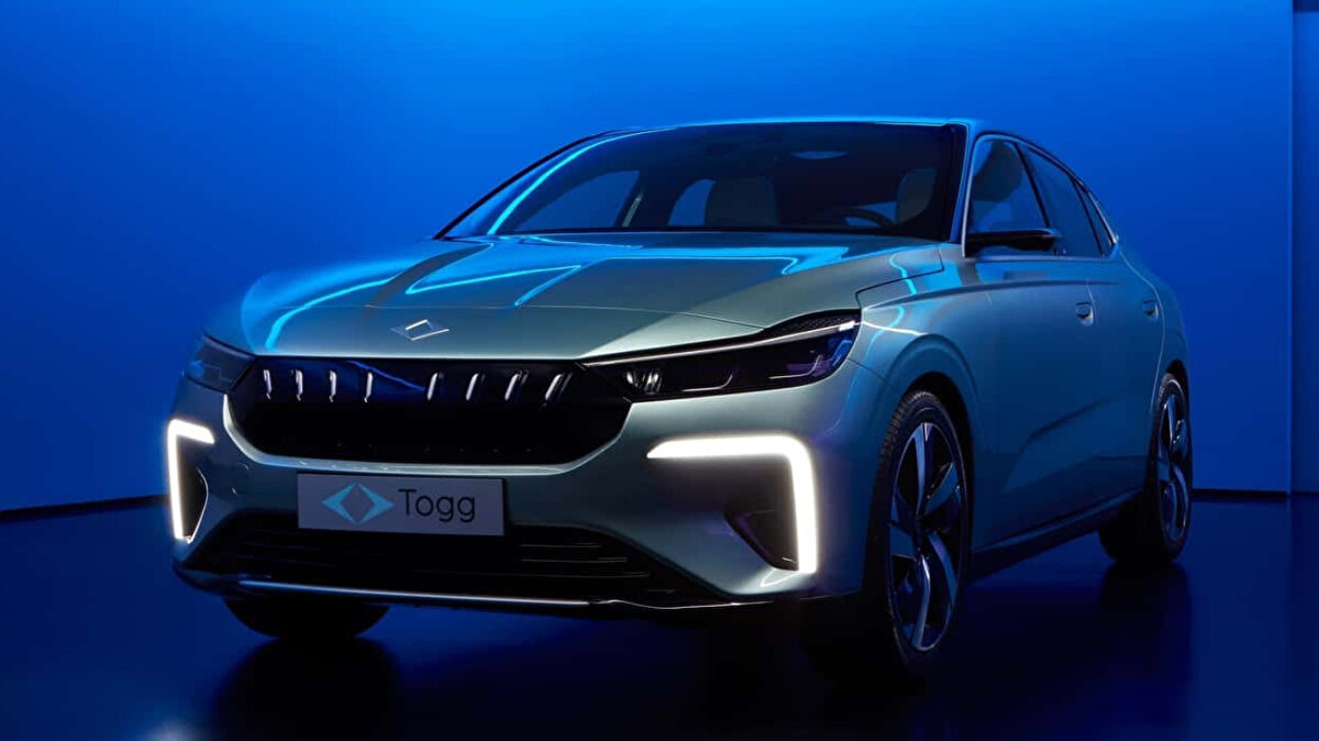 Togg, elektrikli otomobil pazarının lideri oldu<br><br>Türkiye'nin yerli otomobili Togg, yılın ilk 11 ayında 31 bin 715 adetlik satışla elektrikli otomobil pazarının lideri konumuna yükseldi.