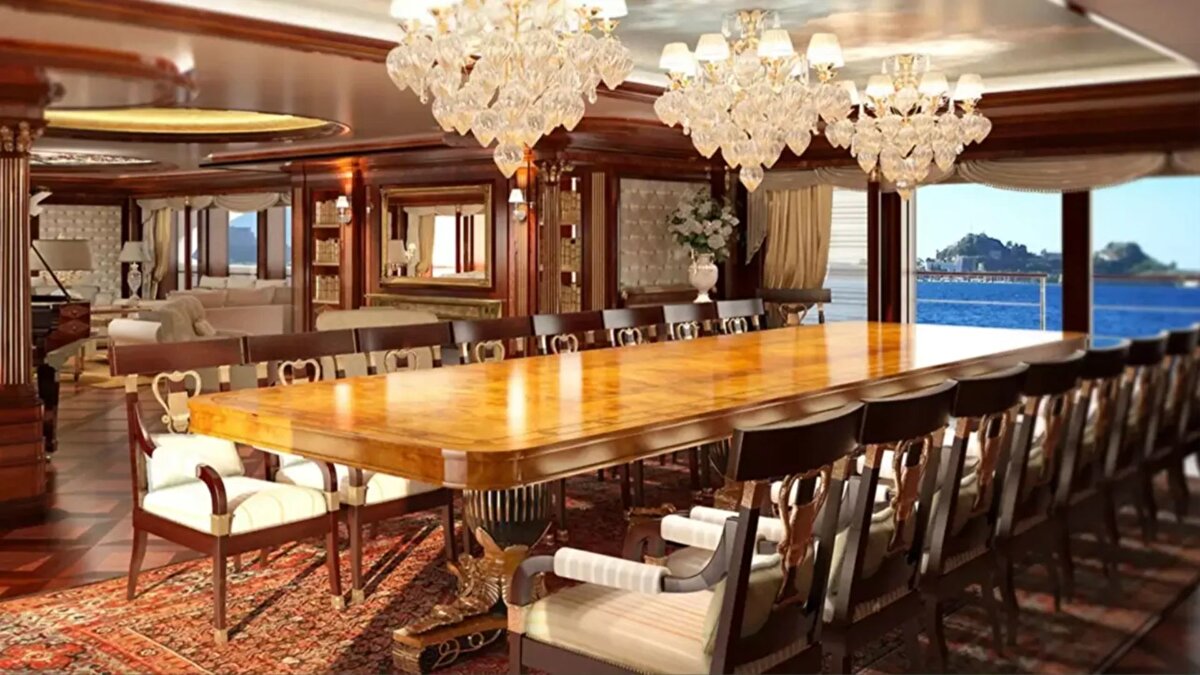 Gizlilik tartışması: AIS cihazları kapatıldı<br><br>Launchpad ve Wingman’ın son dönemde AIS konum sistemlerini devre dışı bırakması, tartışmalara yol açtı. Denizcilikte yasal olan bu uygulama, rota takibini zorlaştırıyor. Yachtworld ise bu durumu, Zuckerberg’in kişisel gizlilik hassasiyeti ile Meta’nın geniş veri toplama yapısı arasındaki ironik bir çelişki olarak yorumladı.