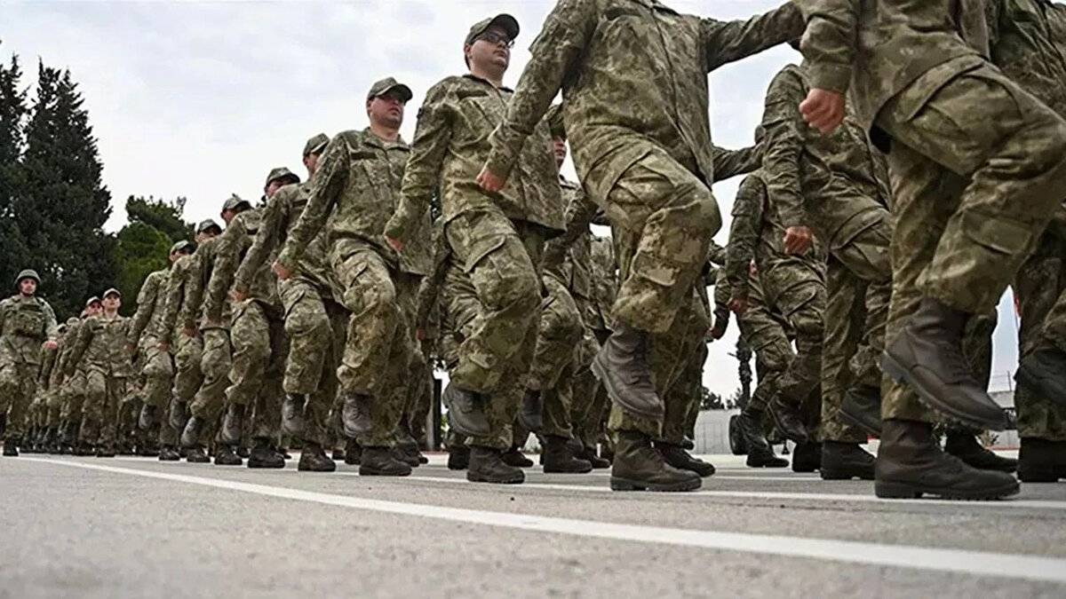 Yeni yılın yaklaşmasıyla birlikte maaş zamlarından vergi artışlarına kadar pek çok kalemde oranlar belli olmaya başladı. Bu kalemler arasında en çok merak edilenlerin başında ise 2025-2026 bedelli askerlik ücreti geliyor. Hazine ve Maliye Bakanı Mehmet Şimşek’in yıl sonu enflasyon öngörüsü ve TÜİK verileri ışığında yapılan hesaplamalar, bedelli askerlik yapmak isteyenler için rekor bir artışı işaret ediyor. İşte yeni bedelli askerlik ücreti ve hesaplama detayları…