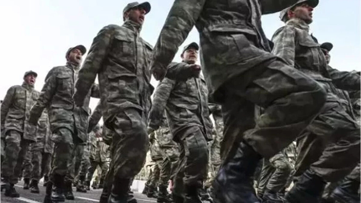 Zam Oranı Nasıl Hesaplanıyor?<br><br>Bedelli askerlik ücreti, 6 ayda bir güncellenen memur aylık katsayısına göre belirleniyor.<br><br>Mevcut Katsayı: 1,170211<br><br>Beklenen Katsayı: 1,389392<br><br>Yıl sonu enflasyon farkının memur maaş katsayısına yansımasıyla birlikte, bu katsayının 1,389392 seviyesine yükselmesi öngörülüyor. Bu formül üzerinden yapılan işlem sonucunda yeni ücret 333 bin TL bandını aşıyor.