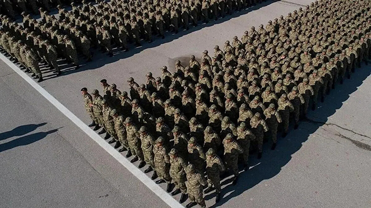 Kritik Tarih: 3 Ocak Pazartesi<br><br>Bedelli askerlik ücretinin kesinleşmesi için gözler Türkiye İstatistik Kurumu’na (TÜİK) çevrildi. TÜİK, aralık ayı enflasyon verilerini 3 Ocak Pazartesi günü duyuracak.<br><br>Kasım Ayı Enflasyonu: Aylık %0,87, Yıllık %31,07<br><br>6 Aylık Birikimli Enflasyon: %11,20<br><br>Aralık ayında enflasyonun yaklaşık yüzde 1 gelmesi durumunda, Hazine ve Maliye Bakanı Mehmet Şimşek'in işaret ettiği yüzde 31 düzeyine erişilmiş olacak.