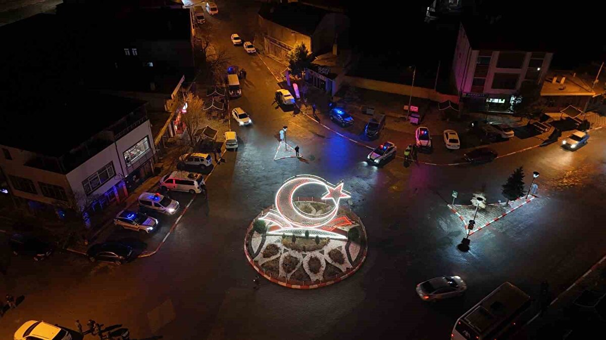 Nevşehir’in Derinkuyu ilçesine bağlı Yazıhüyük beldesi ile Niğde’nin Kiledere beldesi, bir halı saha maçının ardından çıkan tartışmanın büyümesiyle adeta alarma geçti. Geçen hafta oynanan karşılaşma sonrası yaşanan sözlü tartışmanın kısa sürede kavgaya dönüşmesi, iki komşu beldede tansiyonu bir anda yükseltti.