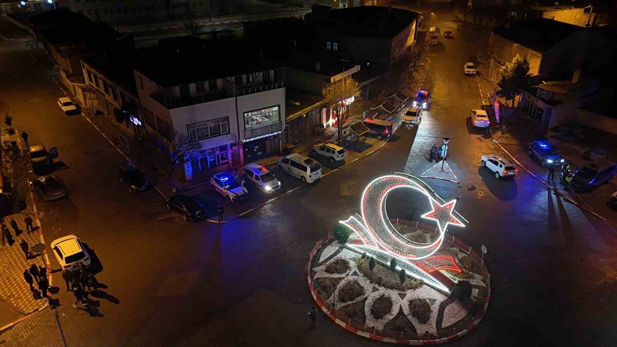 Girişler kapatıldı, güvenlik en üst seviyeye çıkarıldı<br><br>Gerilimin tırmanmasını önlemek için bölgeye yönlendirilen jandarma ekipleri, Kiledere’den hareket eden konvoyun Yazıhüyük’e girişine izin vermedi. Beldenin giriş ve çıkış noktaları kontrollü şekilde kapatılırken, güvenlik güçleri bölgede geniş çaplı tedbir aldı.