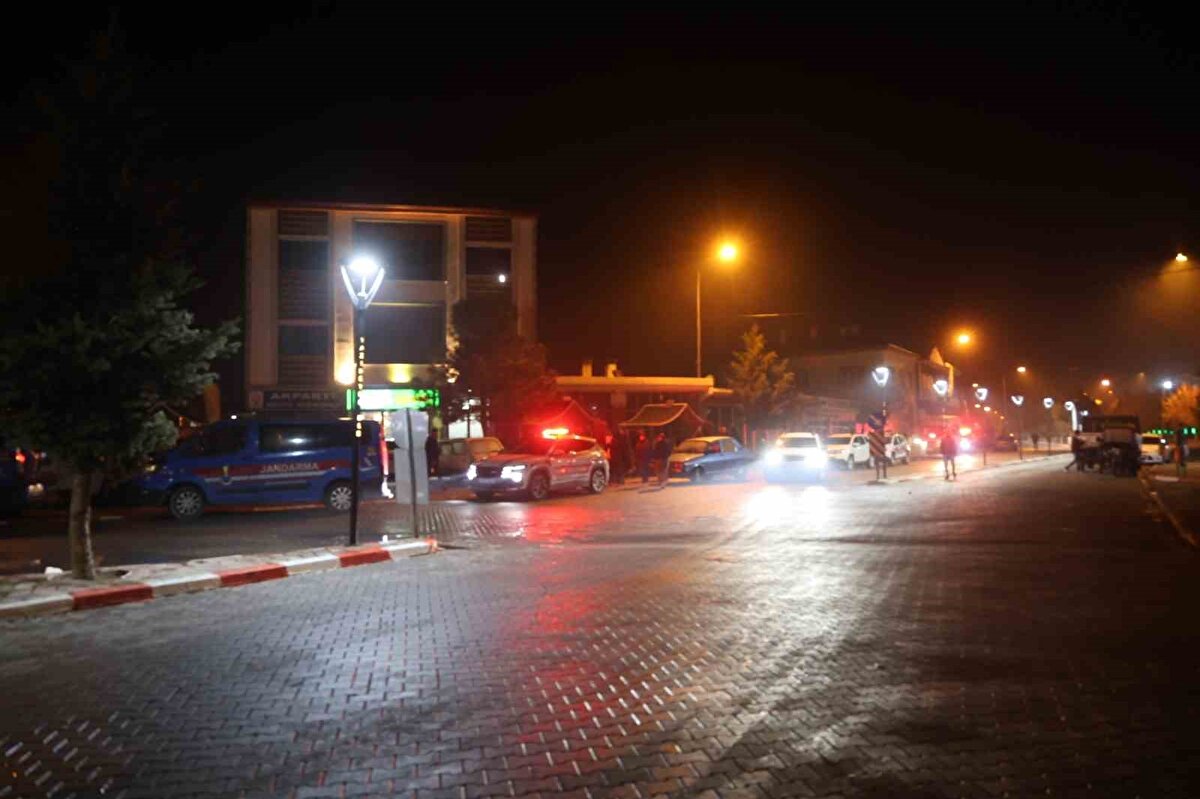 Yetkililer, her iki beldede de tansiyonu düşürmek için çalışmalarını sürdürürken olayla ilgili çok yönlü soruşturmanın devam ettiği ifade edildi.