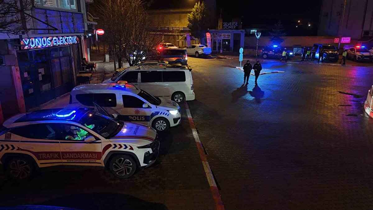 Yazıhüyük’ün ana caddelerinde, meydan çevresinde, belediye binasında ve Belediye Başkanı Demirdelen’in ikamet ettiği bölgede yoğun güvenlik önlemleri uygulandı. Jandarma ve çevik kuvvet ekiplerinin gece boyunca nöbet tuttuğu, olayların daha da büyümemesi için beldelerde sürekli devriye gezdiği öğrenildi.