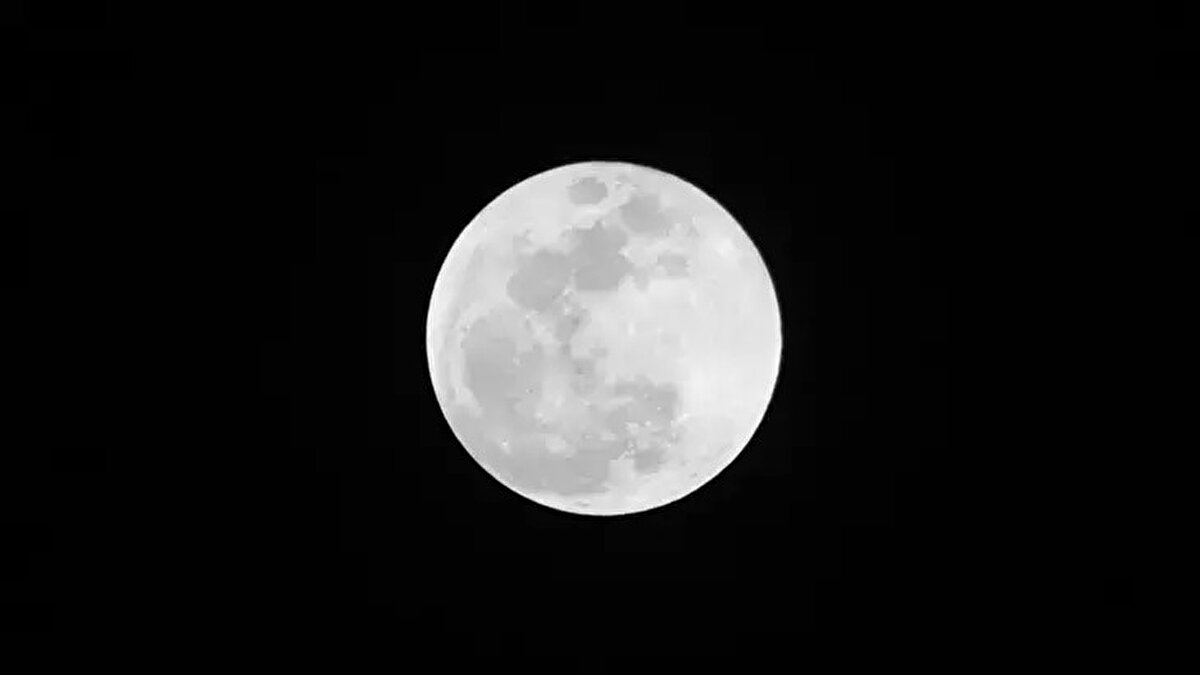 KIŞ GÜNDÖNÜMÜNDE (21 ARALIK) NELER YAŞANIR?<br><br>21 Aralık tarihinde Güneş ışınları Güney Yarım Küre'deki Oğlak Dönencesi'ne dik açıyla gelir. Bu kozmik olay sırasında Kuzey Yarım Küre'de şu doğa olayları gerçekleşir:<br><br>Kış mevsimi resmen başlar.<br><br>Yılın en kısa gündüzü ve en uzun gecesi yaşanır.<br><br>Türkiye'de saat 12.00'de cisimlerin gölge boyu yıl içerisindeki en uzun seviyesine ulaşır.<br><br>Kuzey Kutup Dairesi ile Kuzey Kutbu arasındaki enlemlerde gece süresi 24 saati aşar.