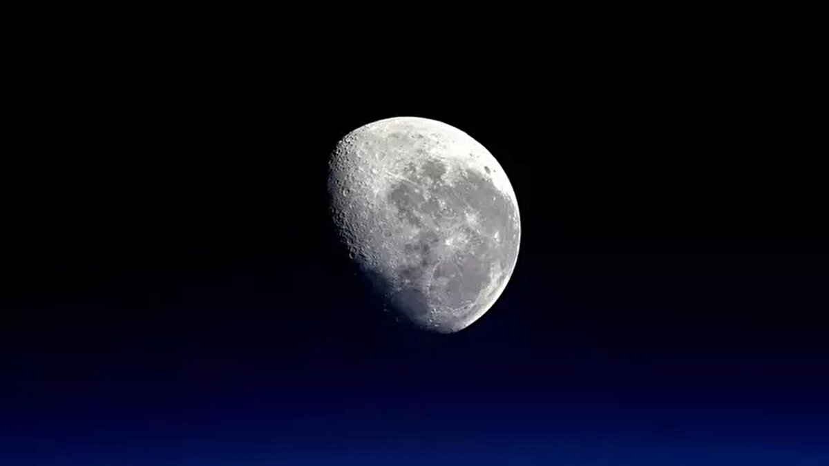 Yılın sonuna yaklaşırken vatandaşlar, gün ışığından daha fazla yararlanabilmek için günlerin uzayacağı tarihi iple çekiyor. Sabah ve akşam saatlerindeki karanlık süresinin artmasıyla birlikte gözler 21 Aralık kış gündönümü tarihine çevrildi. Kuzey Yarım Küre için kışın, Güney Yarım Küre için ise yazın başlangıcı sayılan bu özel tarih, aynı zamanda gecelerin kısalmaya başlayacağı dönüm noktasını işaret ediyor.