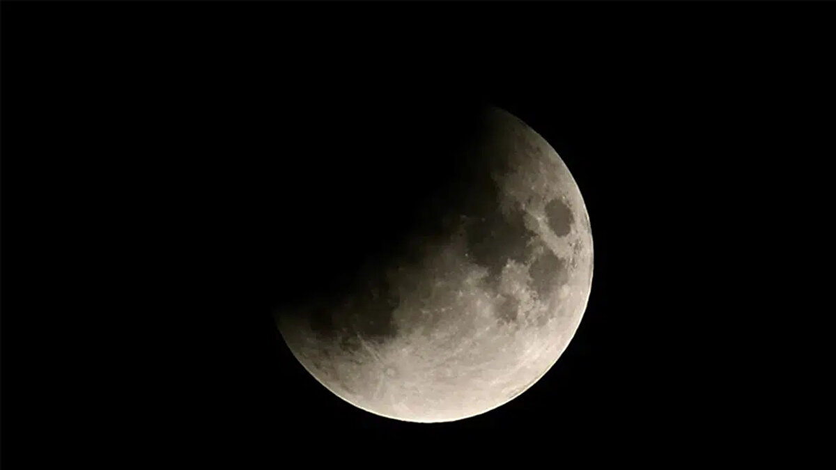 YILIN ÖNEMLİ GÜNDÖNÜMÜ VE EKİNOKS TARİHLERİ<br><br>Mevsim geçişlerini belirleyen ve gece-gündüz sürelerini değiştiren kritik tarihler şunlardır:<br><br>21 Mart (Ekinoks): Gece ve gündüz eşitlenir. Kuzey Yarım Küre'de ilkbahar başlar.<br><br>21 Haziran (Yaz Gündönümü): En uzun gündüz, en kısa gece yaşanır. Yaz mevsimi başlar.<br><br>23 Eylül (Ekinoks): Gece ve gündüz tekrar eşitlenir. Yaz biter, sonbahar başlar.<br><br>21 Aralık (Kış Gündönümü): En uzun gece, en kısa gündüz yaşanır. Kış mevsimi başlar.