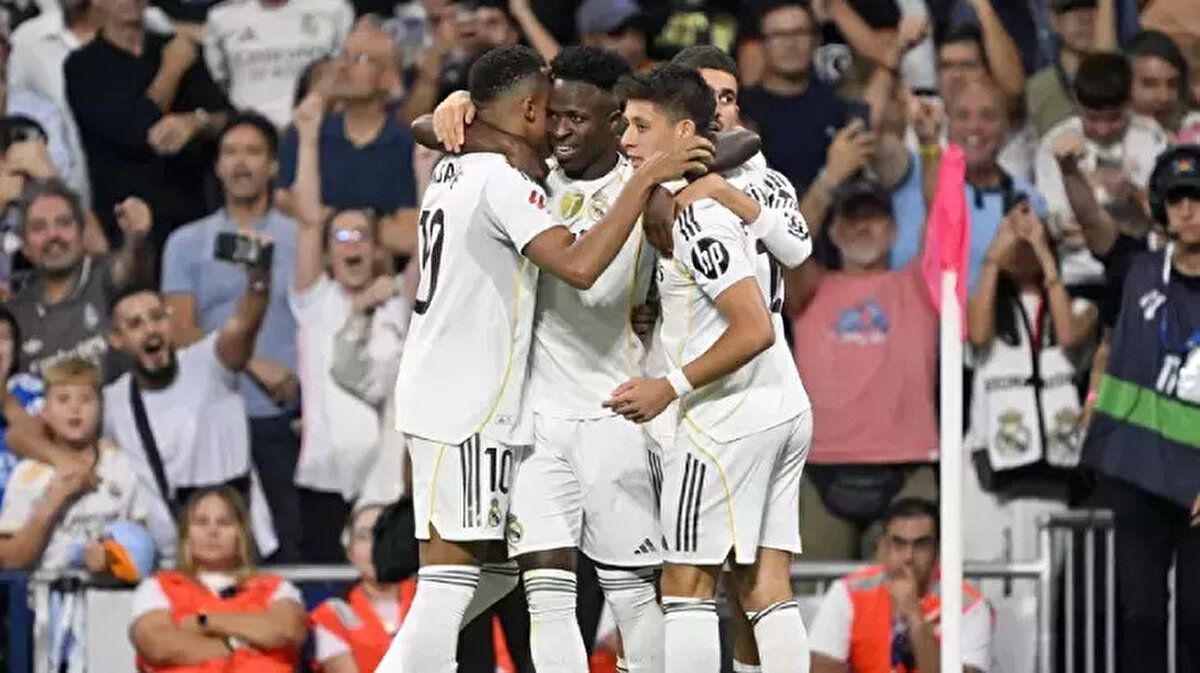 UEFA Şampiyonlar Ligi'nin 6. haftası, futbol dünyasının en büyük kapışmalarından birine sahne oluyor. Lig aşamasını ilk 8 içerisinde tamamlayarak doğrudan tura yükselmek isteyen Real Madrid, Santiago Bernabeu'da Manchester City ile kozlarını paylaşıyor.