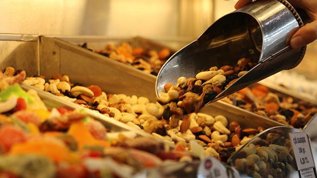 Yılbaşı talebi fiyatları yukarı çekti<br><br>Yeni yıl yaklaşırken kuruyemiş tezgâhlarındaki yoğun talep, sınırlı arzla birleşti ve fiyatları rekor seviyelere taşıdı. Hediye sepetleri ve yılbaşı sofraları için yapılan alışverişler, fiyat artışlarını hızlandırdı. Kuruyemiş satıcıları, özellikle fındık, Antep fıstığı ve gün kurusu kayısıda fiyatların neredeyse iki katına çıktığını belirtiyor.