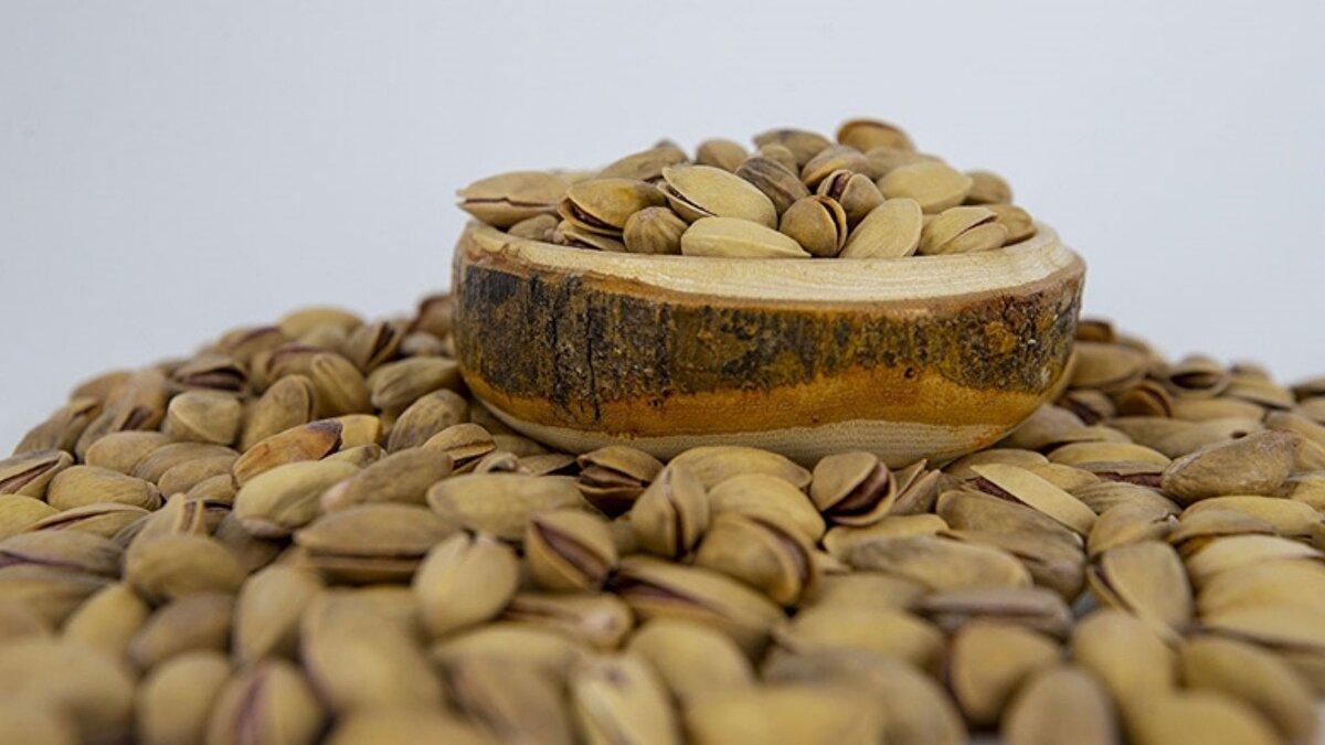 İncir, ceviz ve badem fiyatları da yükseldi<br><br>Kuru incir kilogram fiyatı 900 liradan 1.500 liraya, ceviz 1.200 liradan başlayan fiyatlarla satılırken, badem kilogramı 1.400 ila 1.600 lira arasında değişiyor.