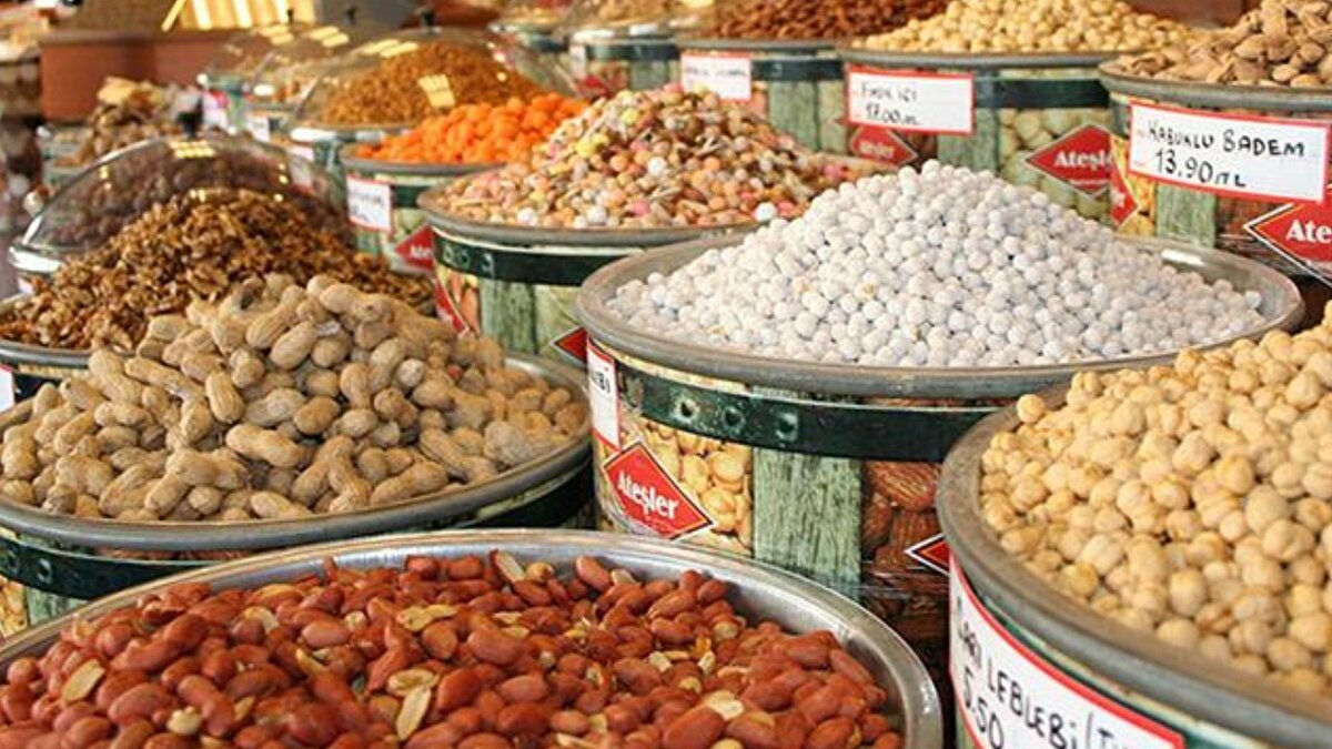 Zam şampiyonu gün kurusu kayısı<br><br>Kuruyemiş piyasasında bu yılın en yüksek zam alan ürünü gün kurusu kayısı oldu. Satıcılar, ürünün sınırlı olmasının ve üretimin yüzde 10 oranında düşmesinin fiyatları ikiye katladığını ifade ediyor. Antep fıstığı ve fındık da yüksek fiyat artışıyla öne çıkarken, kabuklu fıstık kilogramı 2 bin lira, iç Antep fıstığı ise 3 bin 600 liraya kadar ulaştı.