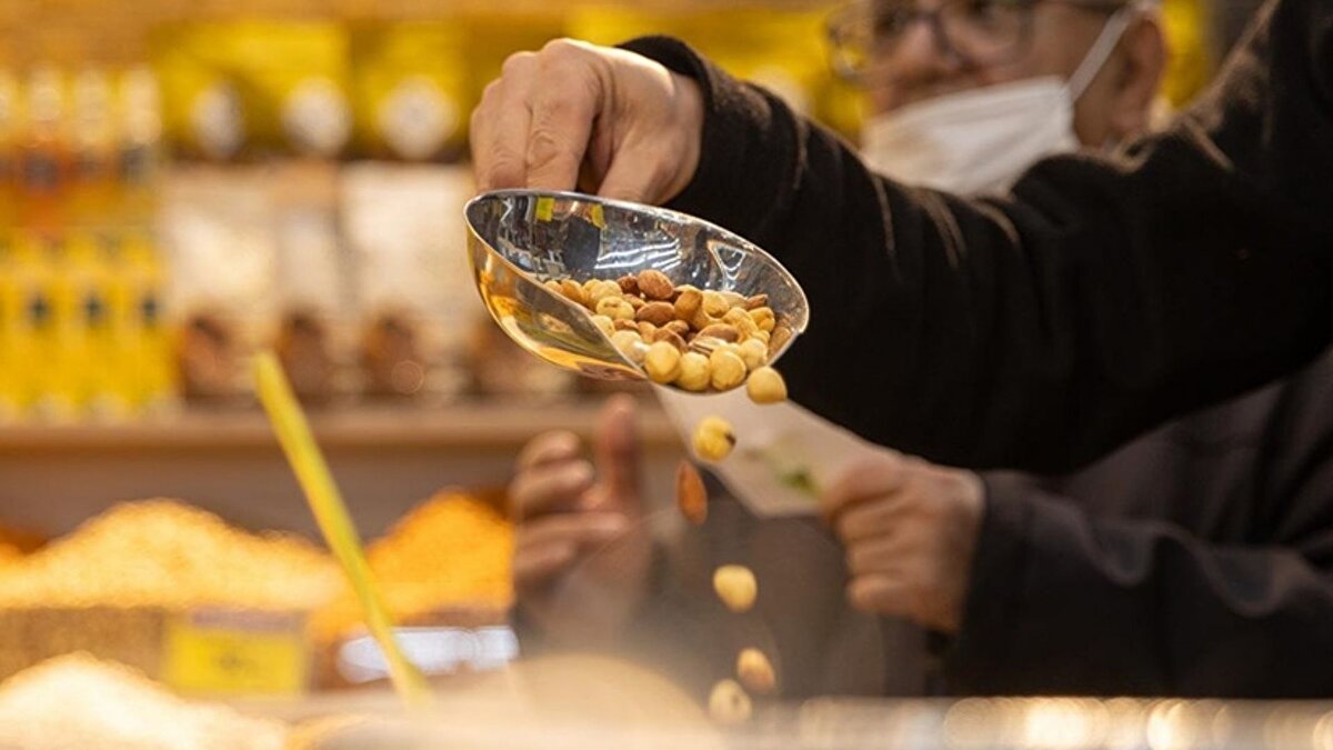 Kuruyemiş üreticileri ve satıcıları, bu yıl Türkiye’nin farklı bölgelerinde ürün rekoltesinin ciddi oranda azaldığını belirtiyor. Malatya’da kayısı üretiminde yaşanan düşüş, kilogram fiyatlarının 900 liradan 1.800 liraya çıkmasına neden oldu.
