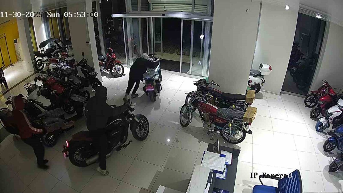 Emniyetteki işlemlerinin ardından adliyeye sevk edilen dört çocuk, çıkarıldıkları mahkeme tarafından tutuklandı.