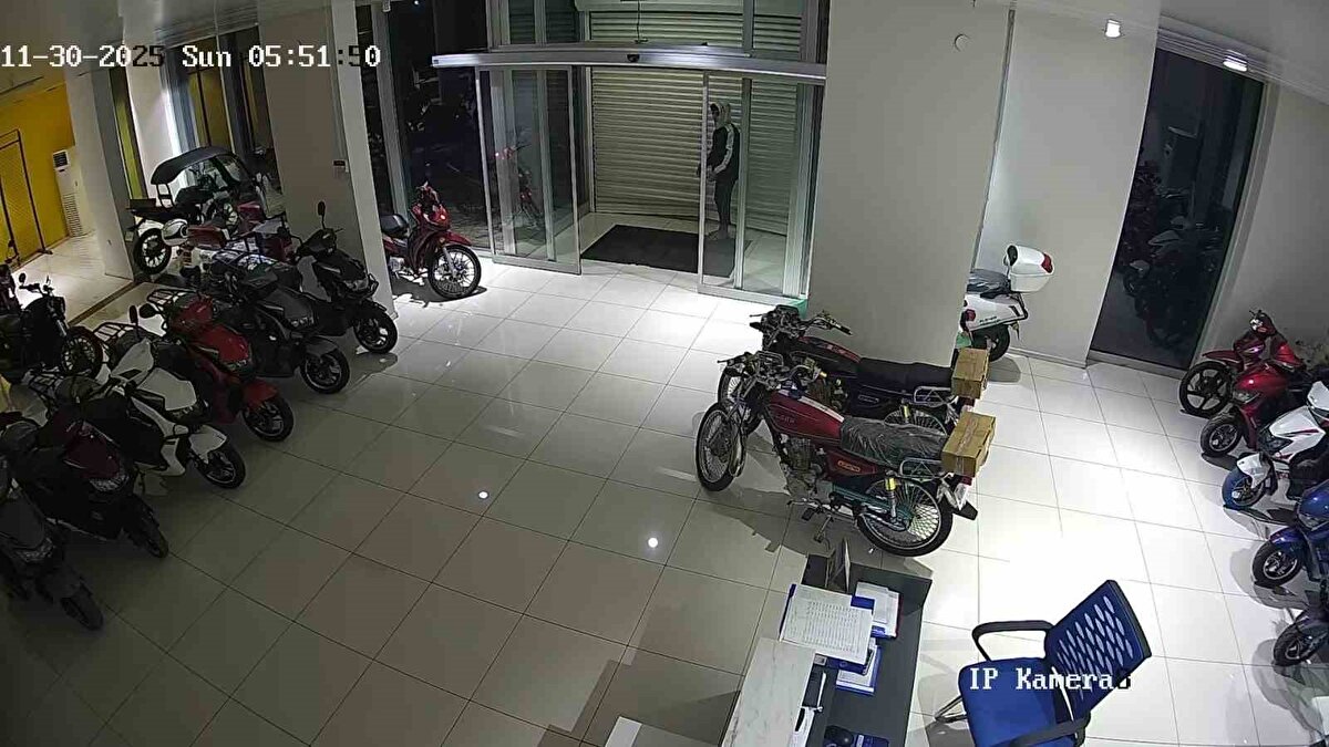 Adana Yüreğir’de dört çocuk, bir motosiklet galerisine girerek beğendikleri dört motosikleti çaldı. Hırsızlık anı güvenlik kameralarına yansırken polis, çocukları kısa sürede evlerinde yakaladı. Çalınan motosikletler galerilere geri teslim edilirken, olay genç yaşta işlenen suçların ve güvenlik önlemlerinin önemini bir kez daha gündeme taşıdı. Tutuklama kararıyla olay adli sürece taşındı.