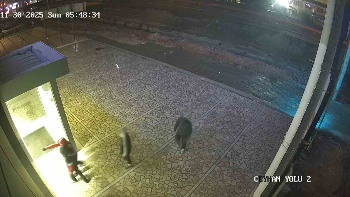 Adana’da yaşları 14 ile 15 arasında değişen dört çocuk, motosiklet galerisine girerek beğendikleri dört motosikleti çaldı. Olay, güvenlik kameralarına yansırken kısa sürede polis ekipleri tarafından çözüldü ve çocuklar tutuklandı.