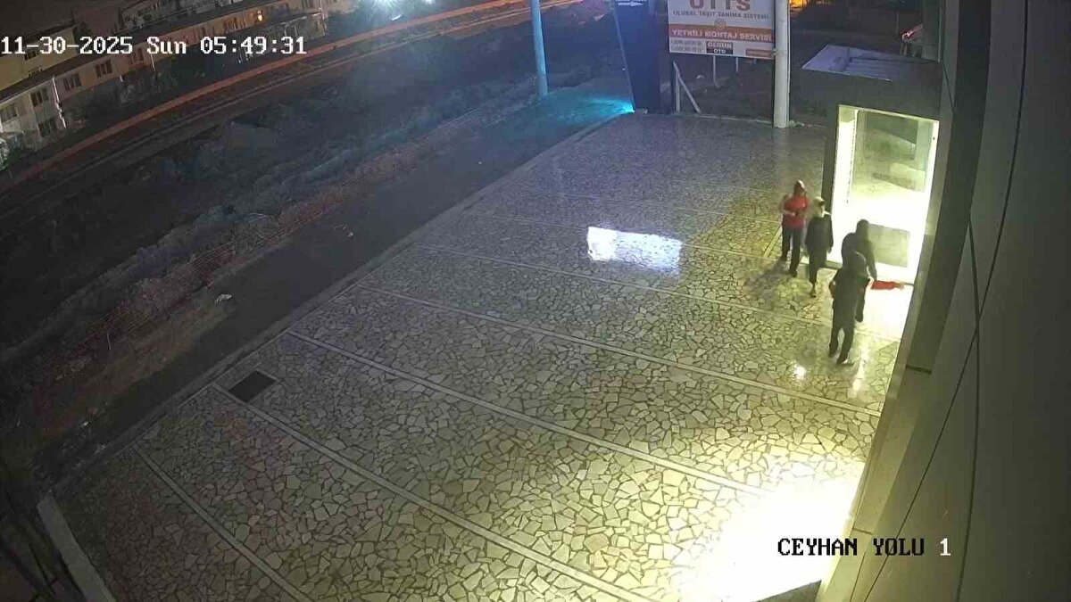 Olay, 30 Kasım günü Yüreğir ilçesi Levent Mahallesi Girne Bulvarı’nda meydana geldi. Arkadaş oldukları öğrenilen M.H. (14), B.K. (15), İ.A. (15) ve E.K. (14), gezi sırasında sıfır motosiklet satışı yapılan bir galerinin önüne geldi. Çocuklardan biri kepengin altından girip içeriyi açtı, ardından diğer çocuklar da galerinin içine girerek beğendikleri motosikletleri çaldı.