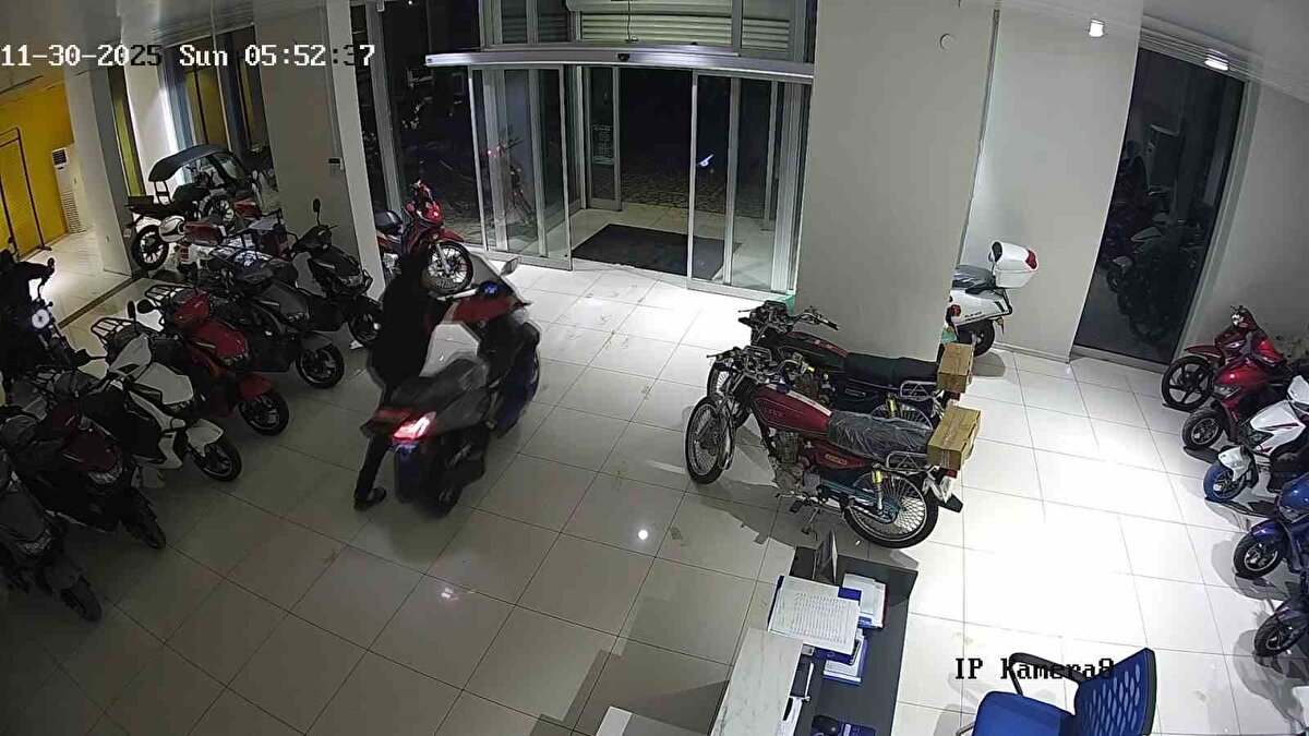 İşyeri çalışanları sabah galerede eksik motosikletleri fark edince güvenlik kameralarını inceledi ve durumu polise bildirdi. Asayiş Şube Müdürlüğü Oto Hırsızlık Büro Amirliği ekipleri, kamera kayıtlarını inceleyerek çocukların kaçış güzergahını belirledi. Operasyonla dört çocuk evlerinde yakalandı, çalınan motosikletler geri alınıp galerinin teslim edildi.