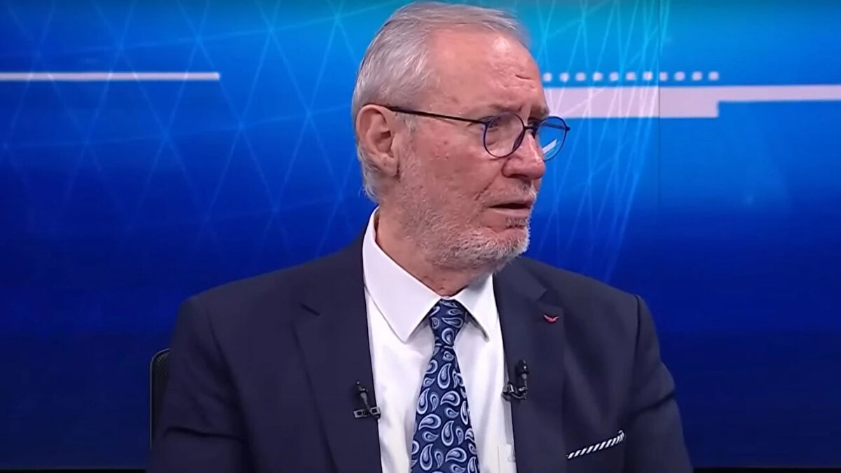 "DAR KADRONUN SIKINTISI BELLİ OLDU"<br><br>"İlkay'ın fiziksel yetersizliği Monaco'nun orta sahada daha etkili olmasını sağladı. Yunus daha erken girebilseydi, Galatasaray'ın orta alan zaafı giderilebilirdi. Osimhen'e arkadaşları yeterince gollük paslar atamadı. Dar kadronun sıkıntısı çok net belli oldu. Oyuna sadece İcardi ve Yunus girebildi. G.Saray, Monaco'da ilk yarı ayağına gelen fırsatları kaçırdı ve kaybetti."