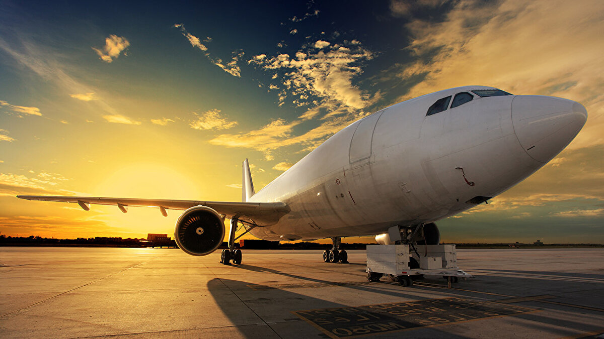 Türkiye’de havayolu ulaşımında tavan fiyatında değişikliğe gidildi. İç hat uçuşlarında uygulanan tavan fiyat sisteminde yeni rakam belli oldu. Uçuşlarda fiyat düzenlemesi kapsamında bilet fiyatlarında ikili bir tavan fiyat sistemi belirlendi.