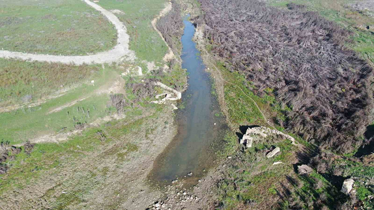 “Kayıp-kaçak oranı hâlâ yüksek” uyarısı<br><br>Türkiye Bilimler Akademisi Çalışma Grubu Üyesi Prof. Dr. Doğan Yaşar, İzmir’de su yönetiminin yıllardır yapısal sorunlar taşıdığı görüşünde. Yaşar, kentte kayıp-kaçak oranının resmi açıklamalarda yüzde 25 görünmesine rağmen gerçek rakamın yüzde 35’e daha yakın olduğunu ifade etti. Bu nedenle altyapıda kapsamlı bir yenileme yapılmadıkça kesintilerin 2026’ya kadar sürebileceğini söyledi.