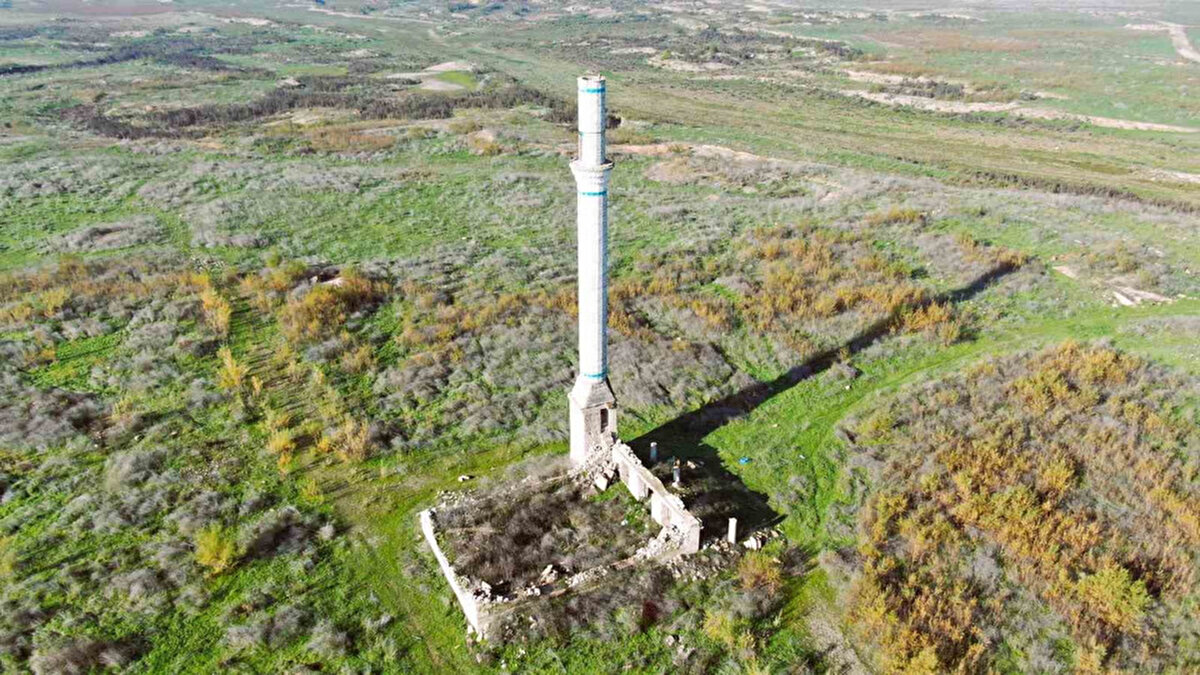 Kesintiler günlük programa alındı<br><br>İZSU, su arzındaki düşüş nedeniyle 6 Ağustos’ta başlattığı su yönetim planını güncelledi. Bornova, Bayraklı, Konak, Karşıyaka ve Buca’nın da aralarında olduğu 13 ilçede uygulanan iki günlük kesinti periyodu, artık her akşam 23.00–05.00 saatleri arasında düzenli olarak yapılacak. Kurum, bu uygulama ile yalnızca gece saatlerinde 75–80 bin metreküp su tasarrufu sağlandığını belirtiyor.