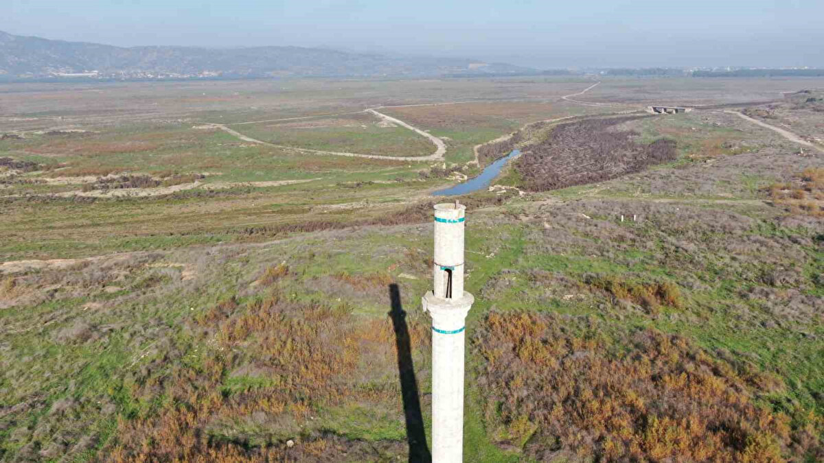 İzmir’de kuraklığın etkisinin artması ve yağışlardaki dengesizlik, kentin içme suyu kaynaklarında ciddi düşüşe yol açtı. İZSU’nun güncel verilerine göre kentin ana su kaynağı olan Tahtalı Barajı’nın aktif doluluğu yüzde 0,87’ye kadar geriledi. Geçen yıl aynı dönemde yüzde 11 seviyesinde olan barajdaki su miktarının sadece 2 milyon metreküpe indiği bildiriliyor. Kentteki diğer barajlarda da benzer düşüşler yaşanırken, Balçova ve Gördes barajlarında kullanılabilir su kalmadı.
