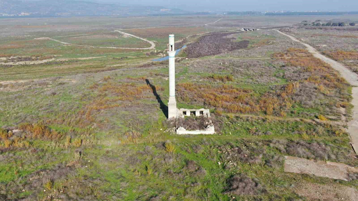 Yağışlardaki dalgalanma sorunu derinleştirdi<br><br>Meteoroloji Genel Müdürlüğü, İzmir’de yağışların son iki ayda keskin biçimde değiştiğini kaydetti. Ekim ayında uzun yıllar ortalamasının iki katı yağış görülmesine rağmen, Kasım ayı olağan seviyelerin yaklaşık yüzde 40 altında kaldı. Bu dengesizlik, özellikle yaz aylarından bu yana süren kuraklıkla birleşince baraj seviyelerini hızla aşağı çekti.