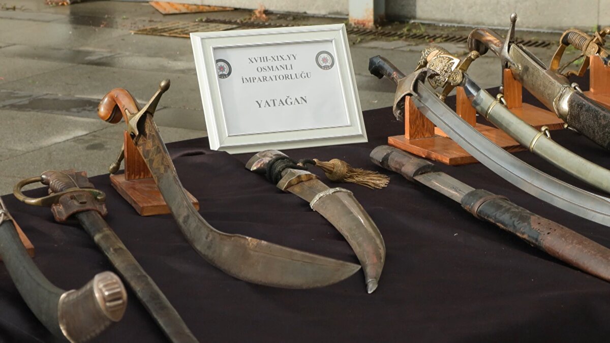 Adreslerde yapılan aramalarda Osmanlı, Roma ve Bizans dönemine ait 552 sikke, 17.–19. yüzyıl Osmanlı subay kılıçları, apolet, madalya, fes, nişan, kale tüfeği, piştov ve kalkanlar ele geçirildi. Ayrıca Osmanlıca metinler, beratlar ve Hristiyan ibadetlerinde kullanılan ikonalar, tablolar ve resimler de operasyon kapsamında bulundu. Toplamda 1.025 tarihi eser güvence altına alındı.