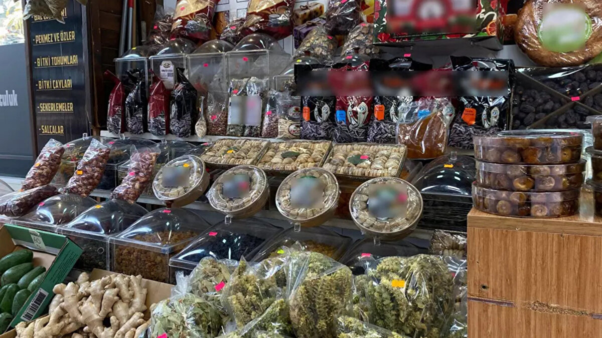 Bolu’da kışın kendini göstermesiyle birlikte kentte sıcaklıklar yaklaşık 10 derece birden düştü. Sıcaklıktaki hızlı değişim, özellikle Tarihi Yukarı Çarşı’daki aktarlarda yoğunluk oluşturdu. Soğuk havaya karşı korunmak isteyen vatandaşlar, üst solunum yolu enfeksiyonlarına karşı etkili olduğuna inanılan bitkisel ürünlere yöneldi. Bu yıl en fazla talep gören ürün ise yaş zencefil oldu.