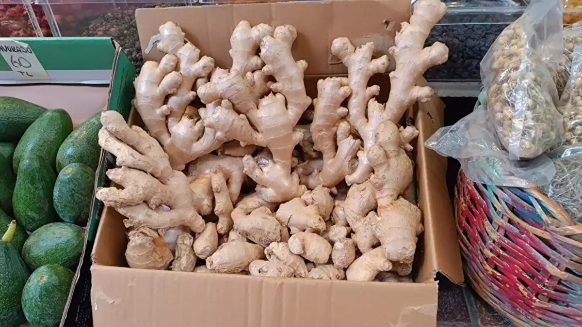 “Yaş zencefil satışlarında belirgin artış var”<br><br>Çarşı esnaflarından aktar Fatih Sarıtaş, son günlerde işlerde ciddi hareketlilik yaşandığını söyledi. Sarıtaş, özellikle yaş zencefilin ön plana çıktığını belirterek şunları dile getirdi:<br><br>“Havanın soğumasıyla yaş zencefile ilgi belirgin biçimde arttı. Kuru ve toz zencefil de tercih ediliyor. Ayrıca çörek otu yağı gibi destekleyici ürünlere yönelim de yükseldi.”