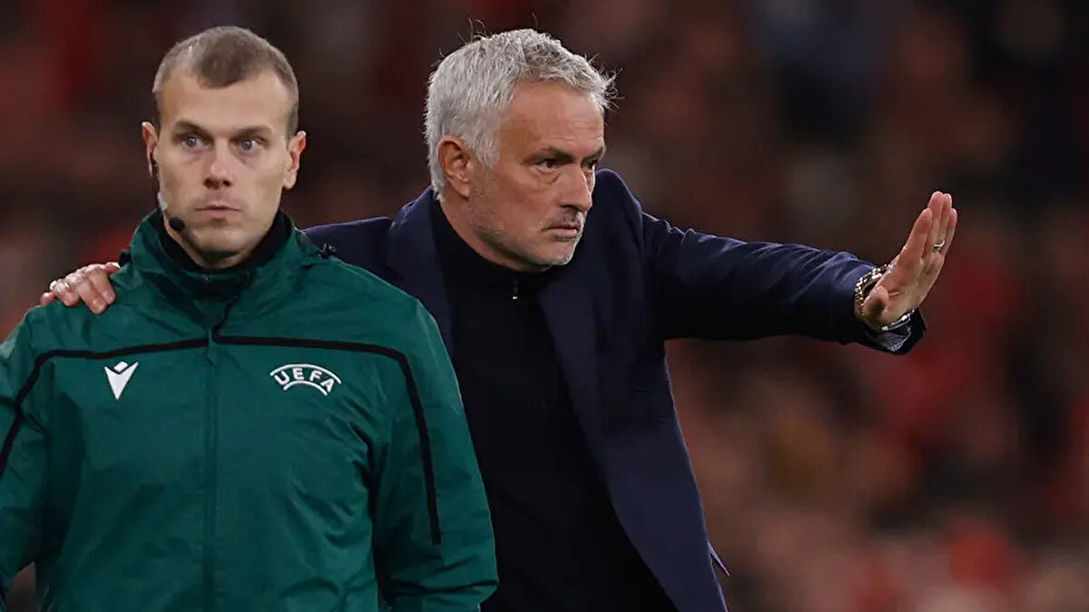 Aynı basın toplantısında Bola na Rede'den bir gazetecinin sorduğu soruyu beğenen Mourinho, "Konuya hakimsin, tebrikler. Belki de hiçbir şey bilmeyen o her şeyi bilenlerden birinin yerine seni alırlar. Harika bir soru." dedi ve toplantıyı bitirdi.