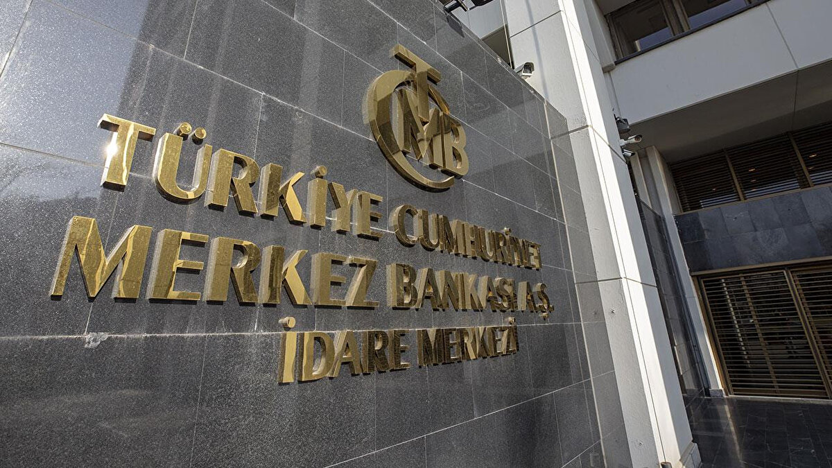 Ekonomide gözlerin çevrildiği Türkiye Cumhuriyet Merkez Bankası (TCMB) Para Politikası Kurulu (PPK) faiz kararını açıkladı. Piyasalar faiz indirimine odaklanmışken, saat 14.00'te gelen açıklama ile faizler yüzde 39,5'ten yüzde 38'e çekildi. 150 baz puanlık bu indirim, döviz ve altın piyasasında hareketliliğe neden oldu. Yatırımcılar ve vatandaşlar, "Merkez Bankası faiz kararı sonrası dolar, Euro, altın ne kadar oldu?" sorusunun yanıtını aramaya başladı. İşte faiz kararı sonrası dolar, altın, Euro fiyatları...