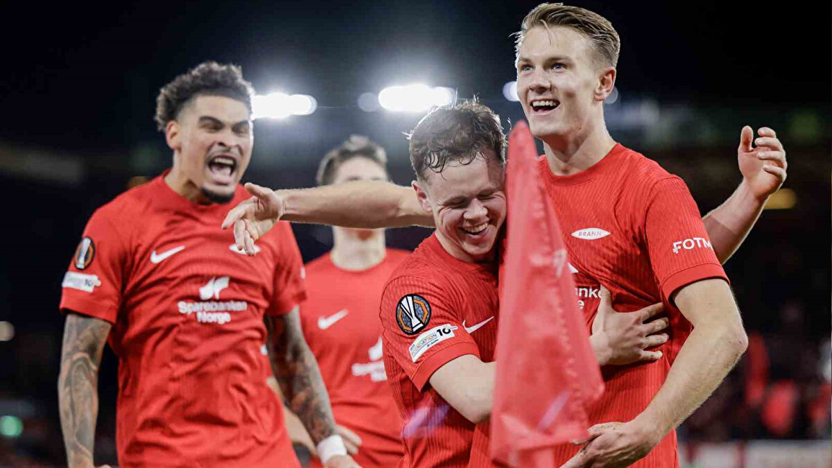 BRANN BASKILI BAŞLAR (İç Saha Senaryosu)<br><br>Brann kendi sahasında agresif pres yaparak oyunu yüksek tempoya çıkarmayı sever. Fenerbahçe’nin eksikleri nedeniyle bazı bölümlerde zorlanabileceği bir senaryo:<br><br>Olası skorlar:<br><br>1–1<br>2–1 Brann<br>2–2<br><br>Maç akışı:<br><br>-Brann özellikle ilk 25 dakikada tempo koyar.<br><br>-Fenerbahçe savunmada yerleşmekte zaman zaman zorlanır.<br><br>-Ancak Fenerbahçe’nin bireysel kalitesi maçta tutar.