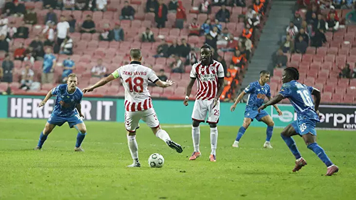SAMSUNSPOR MAÇI HANGİ KANALDA? (ŞİFRESİZ YAYIN)<br><br>Temsilcimizin bu kritik mücadelesi tüm Türkiye tarafından şifresiz olarak izlenebilecek. Samsunspor - AEK Atina karşılaşması TRT 1 ekranlarından naklen ve şifresiz olarak yayınlanacak.