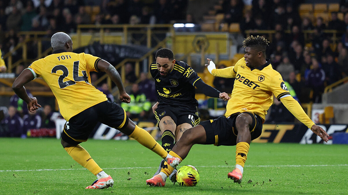 TRT Spor'un haberine göre; 192'lik stoperi ara transferde kadrosuna katmak isteyen siyah beyazlılar girişimlere başladı. Wolves geçtiğimiz kış oyuncuyu Reims'den almış ve 20 milyon euro bonservis ödemişti.