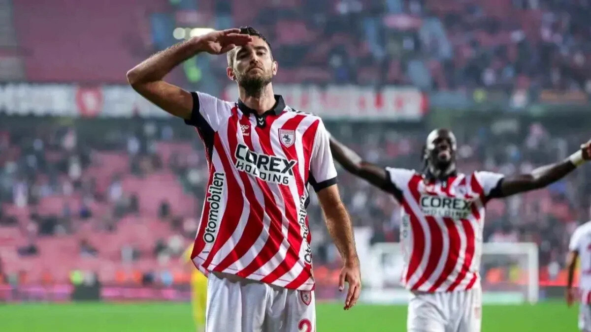 SAMSUNSPOR'DA EKSİKLER<br><br>Karadeniz ekibinde sakatlıkları nedeniyle bir süredir takımdan ayrı kalan Olivier Ntcham, Tanguy Coulibaly ve Lubomir Satka tamamen iyileşti. Teknik direktör Thomas Reis'in şans vermesi halinde bu isimler AEK karşısında forma giyebilecek.<br><br>Öte yandan, statü gereği kadro bildiriminden sonra transfer edilen Cherif Ndiaye ve Eyüp Aydın bu maçta oynayamayacak. Sakatlığı devam eden Afonso Sousa ile cezalı durumda bulunan Celil Yüksel de kadroda yer almayacak.