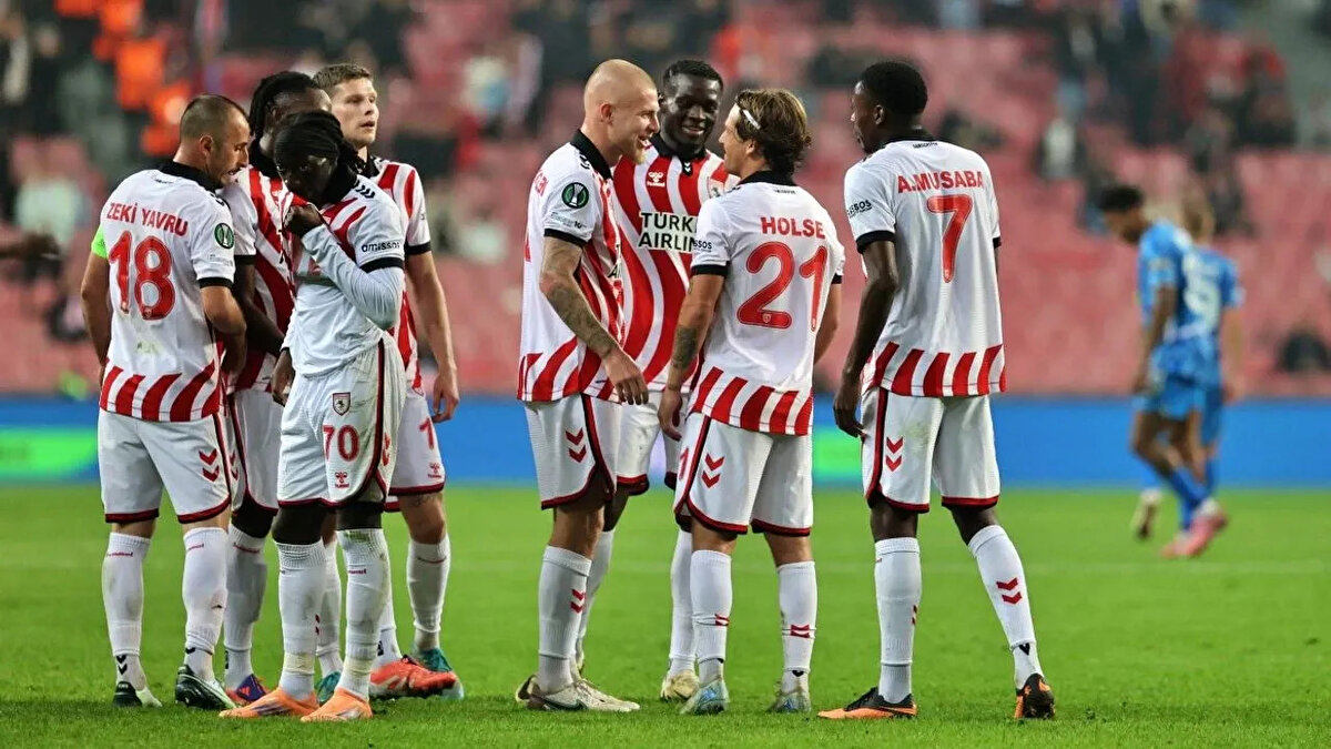 HEDEF DOĞRUDAN SON 16 TURU<br><br>Konferans Ligi serüveninde Legia Varşova'yı deplasmanda 1-0, Dinamo Kiev ve Hamrun'u sahasında 3-0 yenen, İzlanda'da ise Breidablik ile 2-2 berabere kalan Samsunspor, şu ana kadar yenilgi yüzü görmedi.<br><br>Temsilcimiz, AEK Atina'yı mağlup etmesi durumunda ilk 8 takım arasına girmeyi büyük ölçüde garantileyerek play-off oynamadan doğrudan son 16 turuna yükselmeyi hedefliyor. Samsun ekibi, grup aşamasındaki son maçını Almanya temsilcisi Mainz 05 ile yapacak.