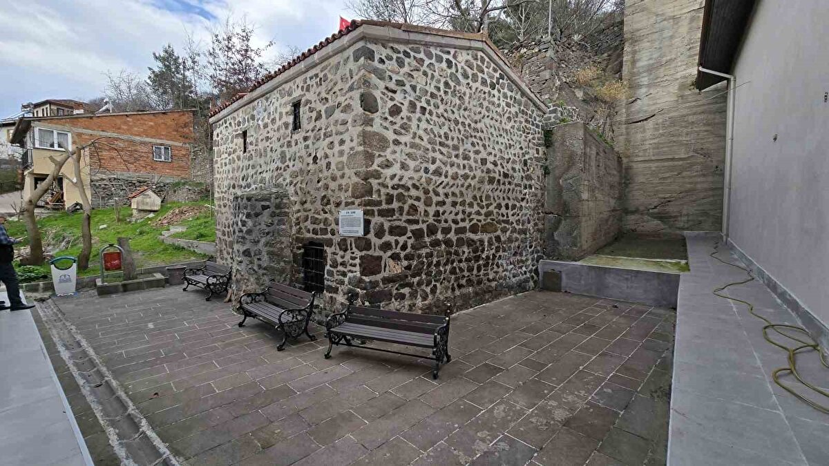 13 Mart 2002’de Cin Camii’nden çalınarak kayıplara karışan tarihi eser, Tokat Valiliği öncülüğünde yürütülen çalışmalar sayesinde yeniden gün yüzüne çıktı. Niksar Kaymakamlığı ve İl Jandarma Komutanlığı’nın ortak düzenlediği operasyonda eser, zarar görmeden bulunarak teslim alındı.