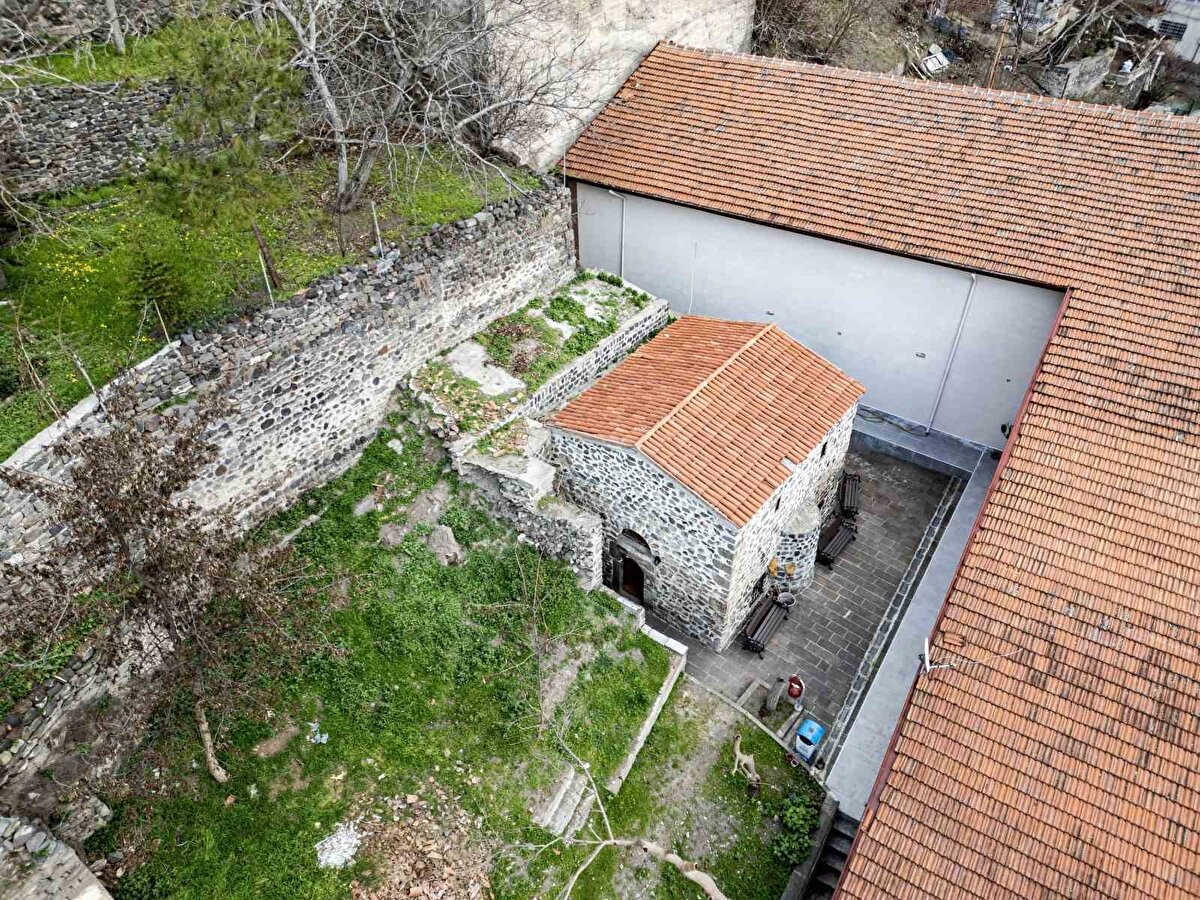 Tokat’ın Niksar ilçesinde 23 yıldır kayıp olan ve Anadolu Türk tarihinin en eski yazıtları arasında kabul edilen Cin Camii kitabesi, jandarmanın uzun soluklu takibi ve başarılı operasyonuyla ele geçirildi. Danişmendli hükümdarı Gümüştekin’in adını taşıyan kitabe, resmî incelemelerin ardından devlet korumasına alındı.