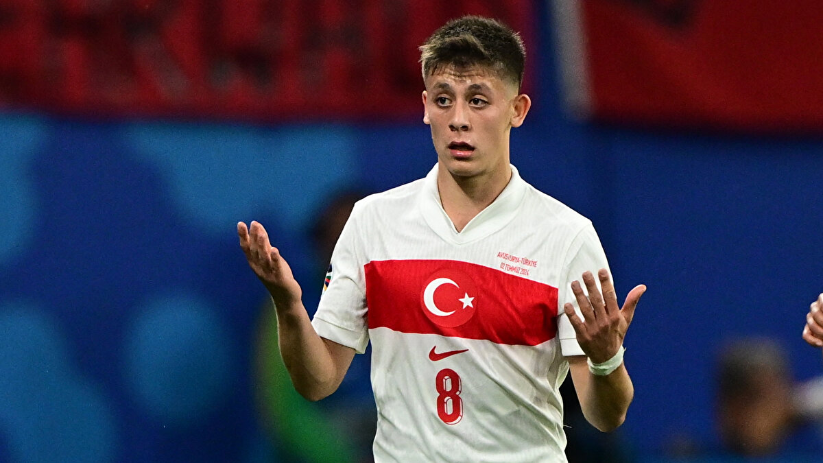 SCOUT EKİBİ ONA HAYRAN KALDI<br><br>Slot’un görüşüne göre Güler, Liverpool’un oyun sistemine çok iyi uyabilir ve bu yüzden scout ekibinin gözdesi haline gelmiş durumda. <br>