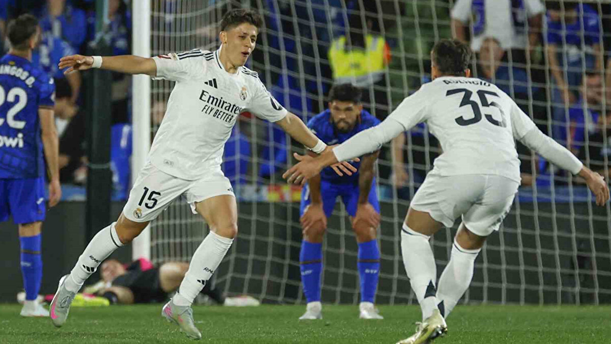 ARNE SLOT ARDA GÜLER'İ KADROSUNA İSTİYOR<br><br>İngiliz basınından Caugt Offside ve TeamTalk, Liverpool menajeri Arne Slot, Real Madrid’in Türk yıldızı Arda Güler’i kendisinin takımına çok uygun gördüğünü düşünüyor. <br><br>