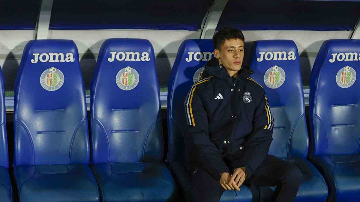 R. MADRID MEDYASINDAN GELEN UYARI <br><br>Ancak haberde teknik direktör Slot’a küçük bir uyarı da yapılıyor:<br>İspanyol medyasında Arda Güler’in fiziksel yönünün Premier League seviyesine henüz tam oturmadığına dair eleştiriler var. Özellikle topu kaybettikten sonra top presi ve fizik mücadelesi konularında gelişmesi gerektiği vurgulanıyor. <br><br>Örneğin AS gazetesi yazarı Tomas Roncero, Güler’i “şeker küpü gibi eriyip gitmekle” eleştirerek fiziksel temaslarda zorlandığını belirtmişti. <br><br>Bir diğer eski Real Madrid oyuncusu Rafael Alkorta da Güler’in top dışında oyunda daha aktif olması gerektiğini ve bunun Premier League gibi sert bir ligde önemli olacağını söylemiş.<br>