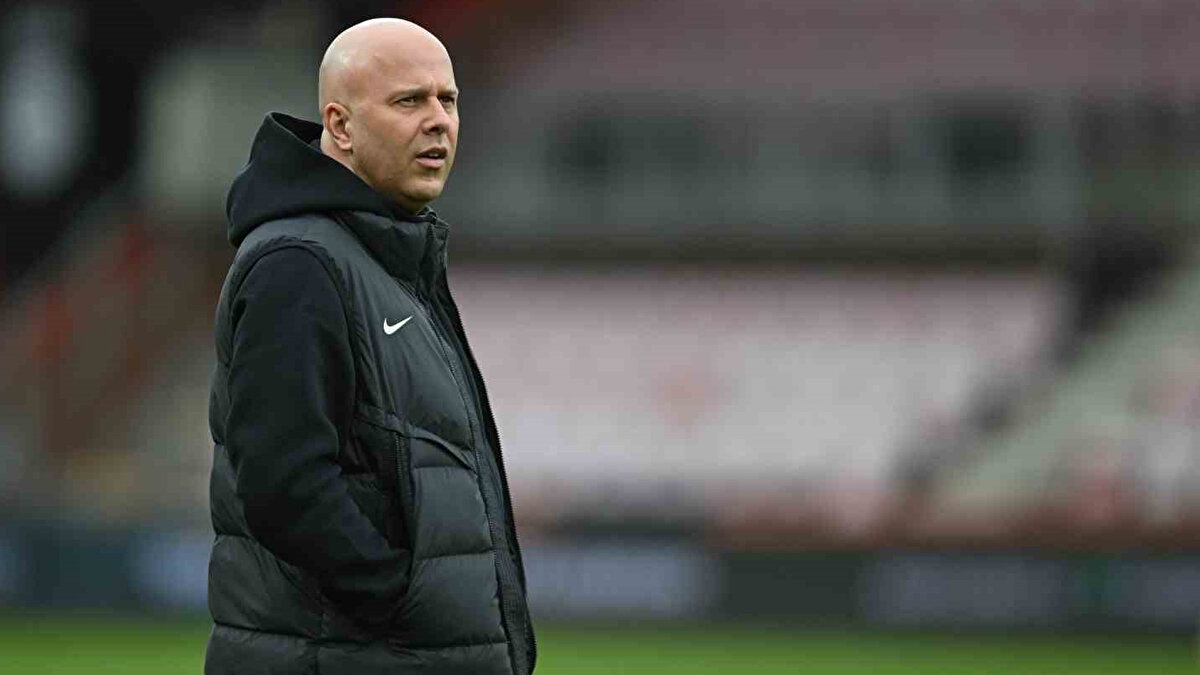 ARDA, FARKLI POZİSYONLARDA KULLANILABİLEN ÇOK YÖNLÜ BİR OYUNCU<br><br>Haberde Liverpool’un sadece Güler’in yeteneğini değil, oyun içi vizyonu ve çok yönlülüğünü de beğendiği vurgulanıyor.<br>Slot, onun hem sağ kanatta hem hücum ortasında hem de merkezde yaratıcı orta saha olarak görev yapabilmesini, takımın hücum yapısına değer katabilecek bir özellik olarak görüyor. <br>