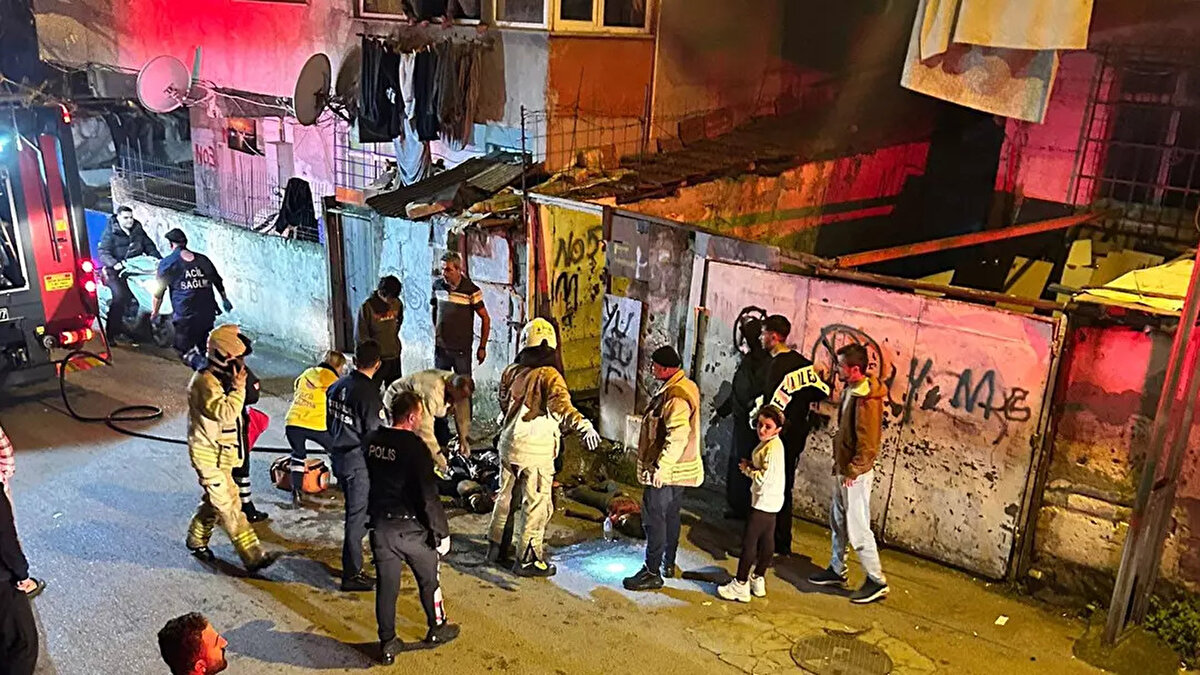 Komşular ölümle burun buruna mücadeleyi anlattı<br><br>Yangın sırasında çocukları dışarı çıkarmaya çalışan komşu Raşit Yoldaş yaşadıklarını şöyle anlattı:<br>“Yangın başladığında koşarak indik. Kapıya yaklaşınca alevler yüzümüze vuruyordu, içeri giremedik. Camı kırıp dört çocuğu çıkardık. Sadece bir tanesi nefes alıyordu. Aile yeni taşınmıştı, anne-baba evde değildi.”